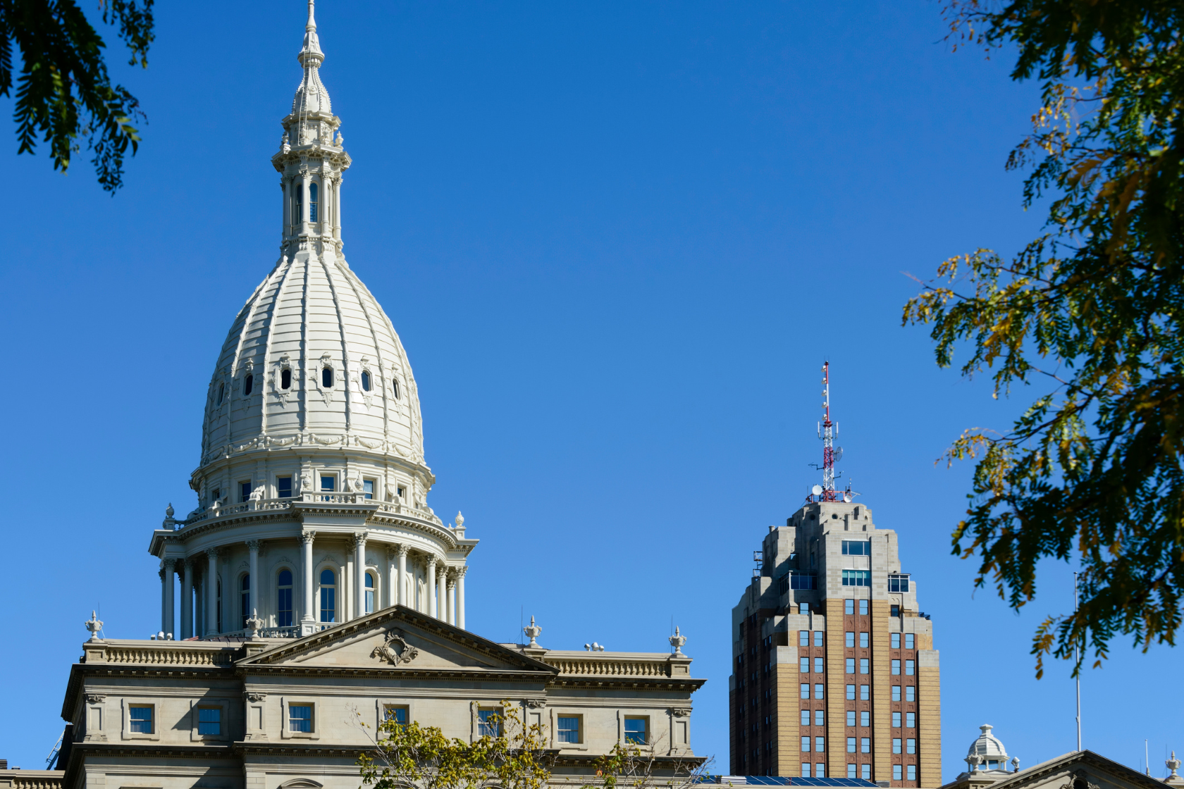 Widok na panoramę miasta z Kapitolem Michigan w Lansing, Michigan. W tle wieżowiec Boji Tower.